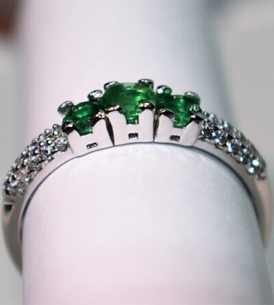 Anello Trilogy Pietre Verdi